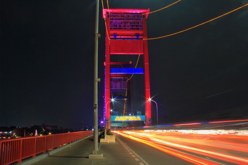 Jembatan Ampera merupakan jembatan terpanjang di Asia Tenggara pada zamannya