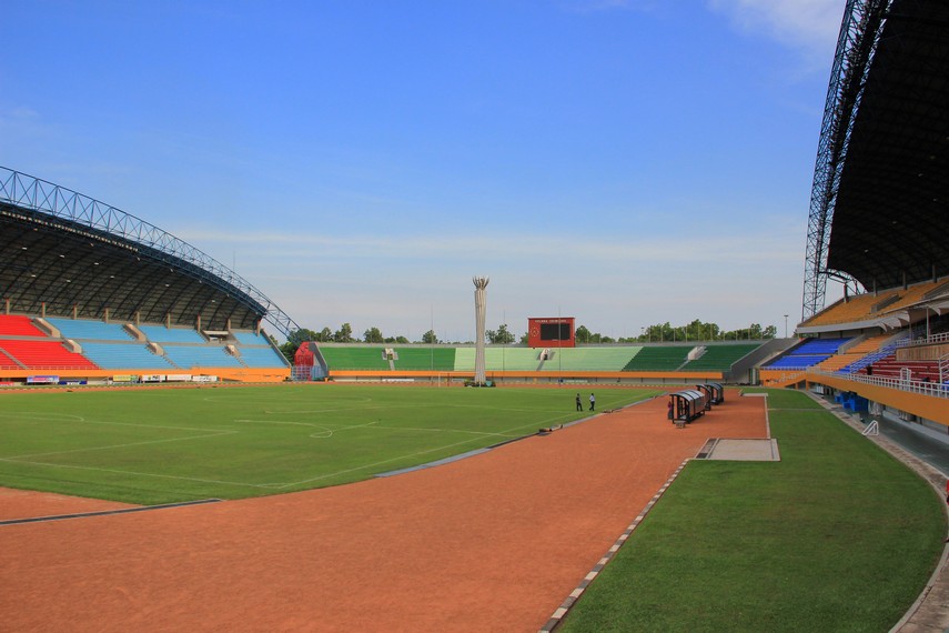 Terdapat empat tribun di dalam stadion, tribun utama dilindungi atap yang ditopang oleh dua lengkung baja berukuran besar