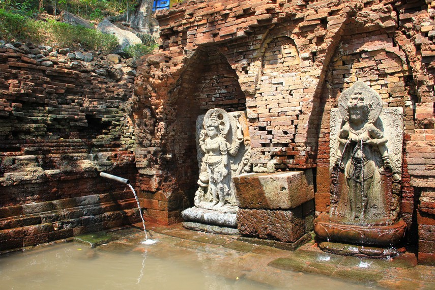 Tepat di bawah arca Prabu Airlangga terdapat dua arca unik yang menggambarkan dua permaisuri, Dewi Laksmi dan Dewi Sri