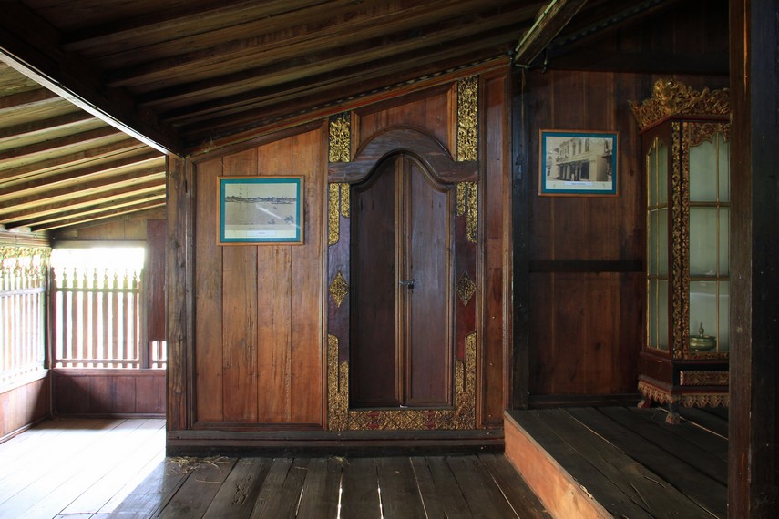 Bagian rumah yang lain seperti pintu, pagar, dan lantai terbuat dari kayu trambesi tanpa menggunakan satu pun paku