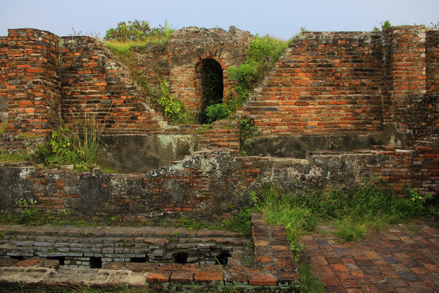 Keraton Surosowan diperkirakan dibangun antara tahun 1526-1570 saat Pemerintahan Sultan Banten yang pertama yaitu Sultan Maulana Hasanudin