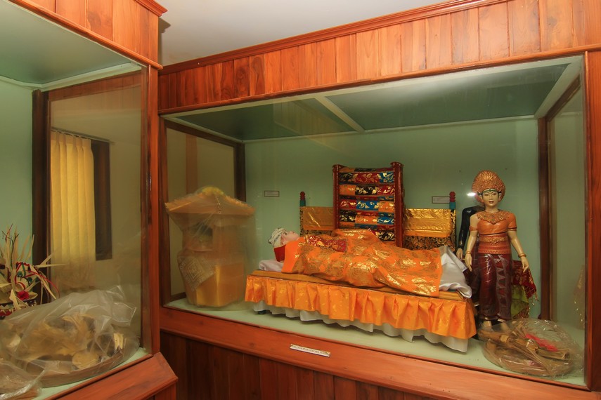 Miniatur peraga aneka perlengkapan dalam ritual Ngaben yang melengkapi koleksi Museum Yadnya
