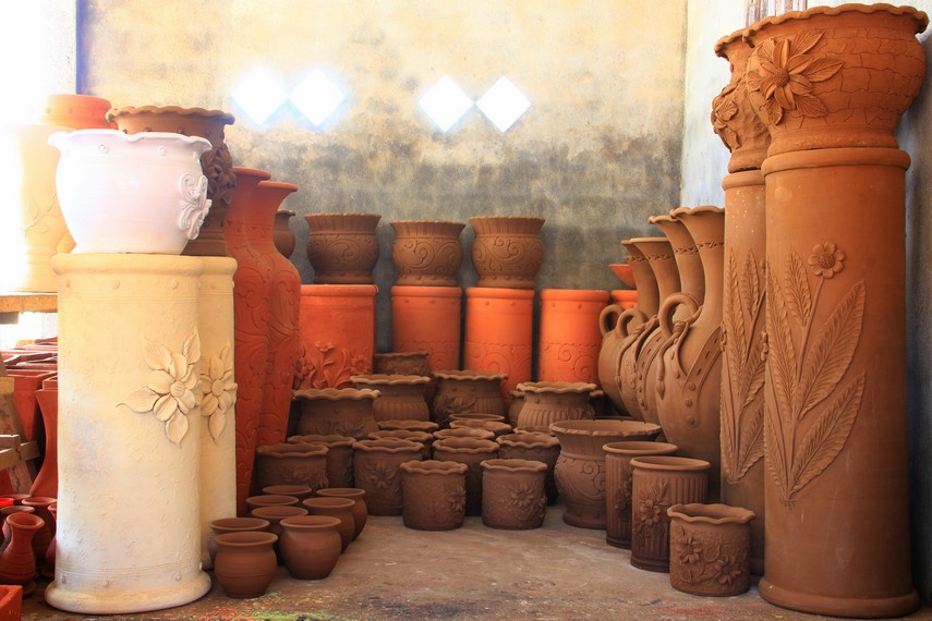 Bentuk kerajinan keramik yang ada di Desa Pulutan bermacam-macam, seperti pot bunga, pajangan keramik