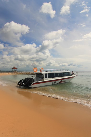Salah satu speedboat yang menjadi fasilitas penyeberangan ke Nusa Penida dan Nusa Lembongan