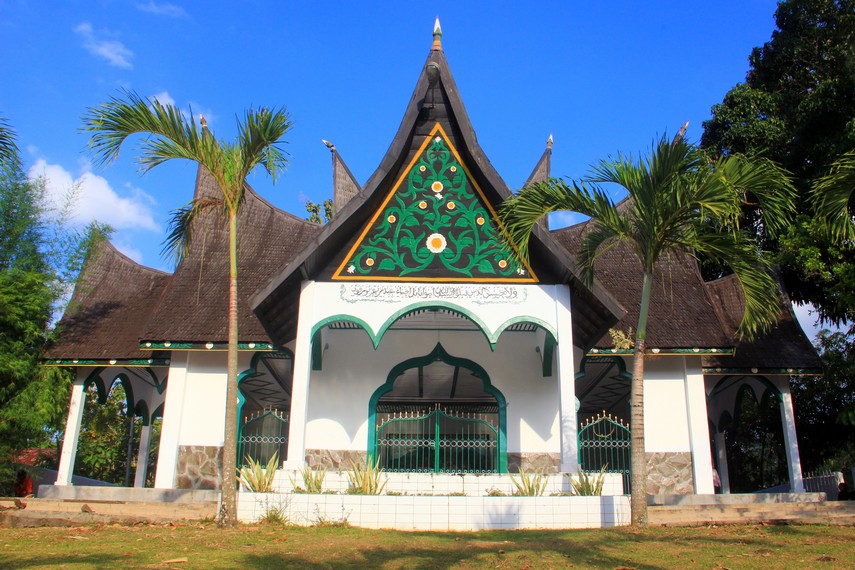 Makam Imam Bonjol dibangun dengan gaya arsitektur yang kental bernuansa Minang, yaitu pada atapnya yang berbentuk gonjong