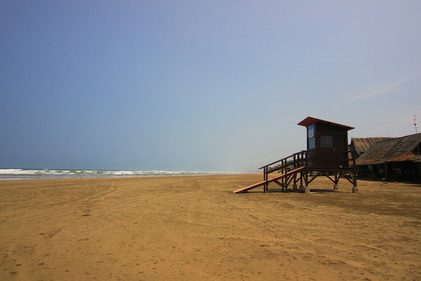 Tekstur pasir di Pantai Bagedur yang keras dan padat dapat dilalui dengan motor ataupun mobil hingga ke bibir pantai