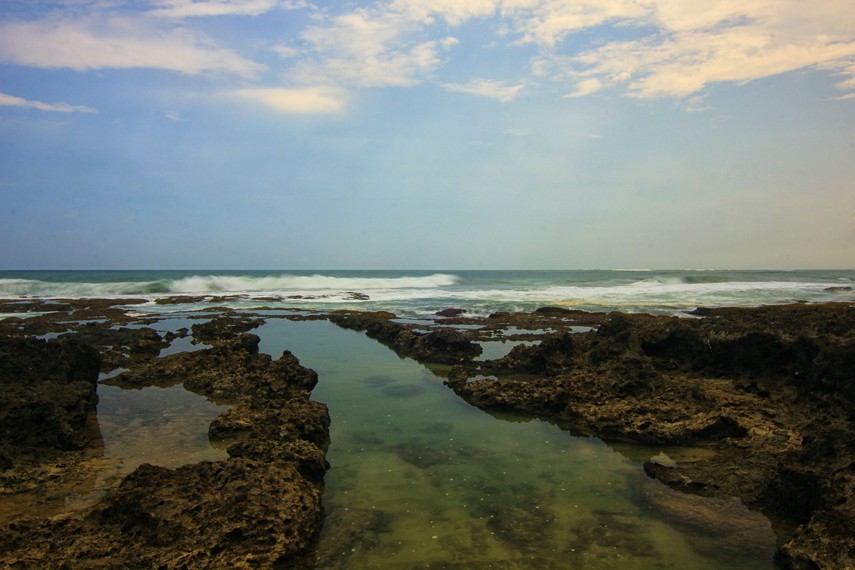 Pantai Pasir Putih Cihara juga terkenal dikalangan wisatawan memiliki ombak yang besar