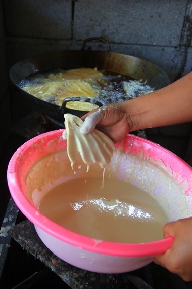 Adonan pisang goreng terbuat dari tepung terigu yang dicampur air sedikit demi sedikit hingga mencapai kekentalan tertentu