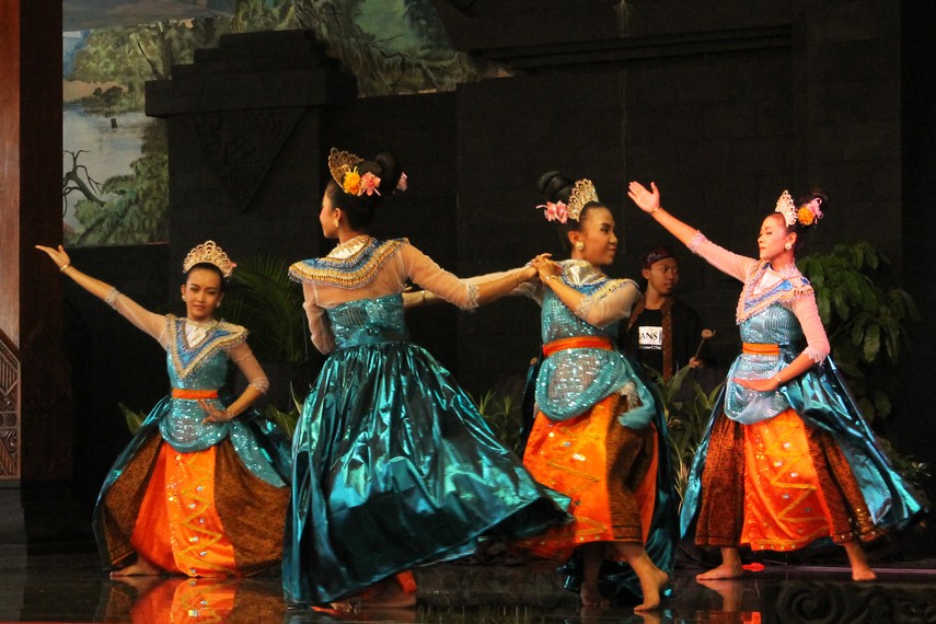 Kegembiraan dari para penari menjadi wujud yang tercermin dari kegembiraan masyarakat saat perayaan panen padi