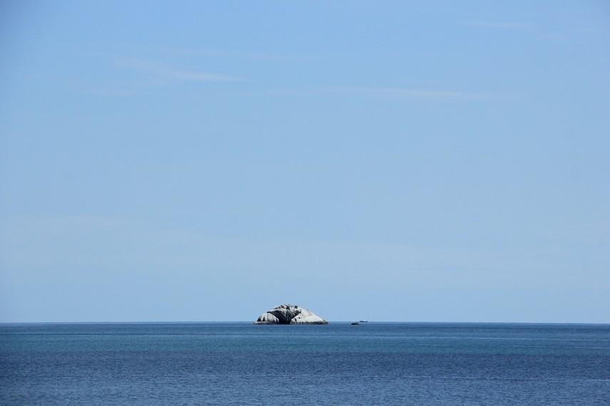Laut biru dan ombaknya yang tenang menjadi paduan yang indah ketika memandang ke tengah laut