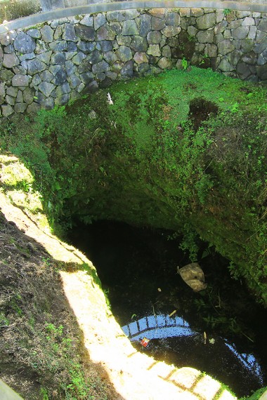 Lubang-lubang ini merupakan saluran air untuk mengeringkan tanah di sini yang saat itu digenangi air, menyerupai rawa