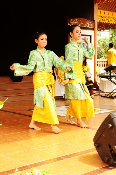 Musik pengiring yang digunakan untuk mengiringi tarian ini berasal dari musik-musik tradisional Melayu