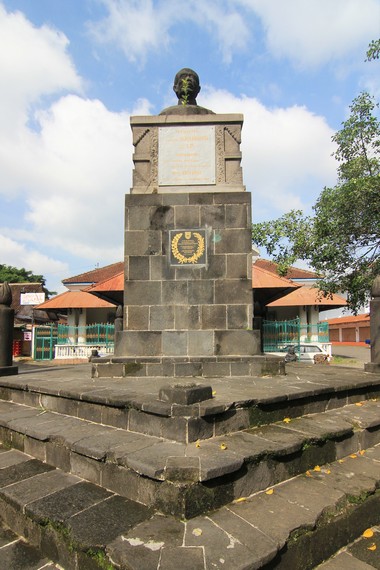 Pada bagian depan museum, terdapat patung Rangga Warsita, seorang pujangga besar yang hidup di Surakarta pada abad 19