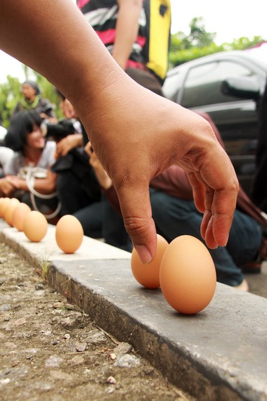 Pada waktu Twan Ngo, diyakini terdapat gaya tarik menarik antara matahari dan bumi sehingga telur bisa berdiri pada bagian ujungnya