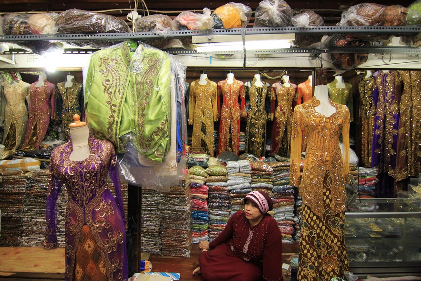 Pakaian adat, terutama untuk keperluan pernikahan, dari penjuru daerah di tanah air juga dapat ditemukan di pasar ini