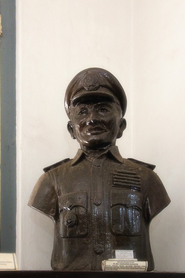 Patung Hanandjuddin yang menjadi bupati pertama di Belitung bisa dilihat di salah satu sudut ruang
