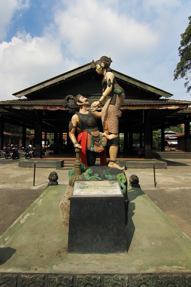 Patung Rama-Shinta yang ada di bagian depan taman. Patung ini dibangung sebagai bagian perayaan 100 tahun Taman Sriwedari