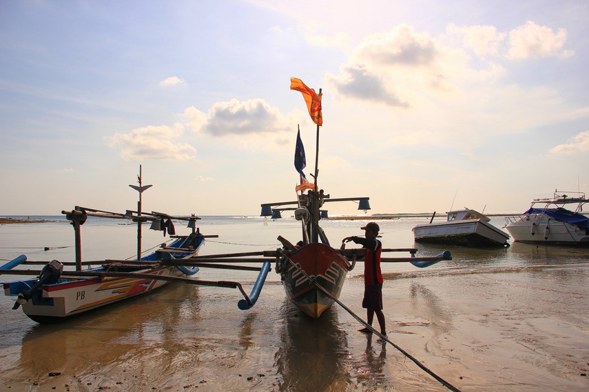 Pemandangan perahu-perahu nelayan juga bisa kita nikmati di Pantai Ujung Genteng