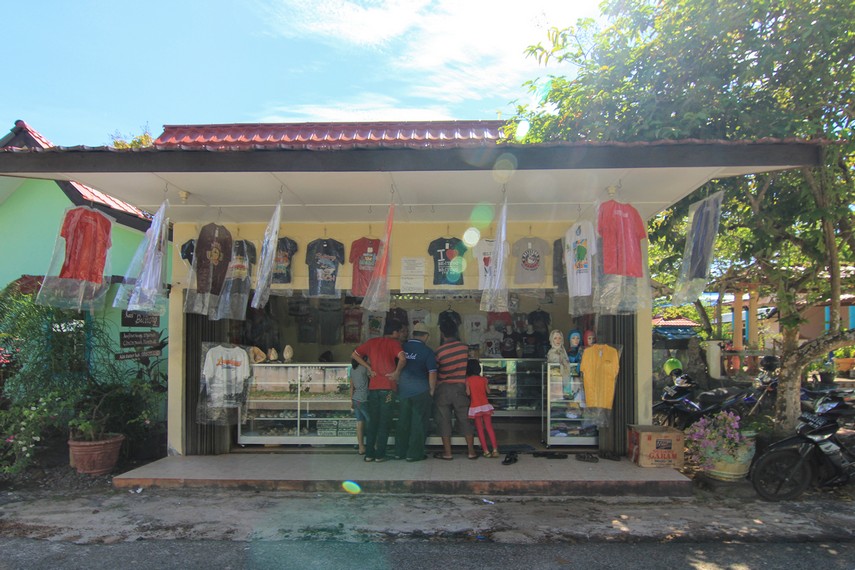 Pengunjung juga dapat membeli cindramata khas Belitung di toko-tiko yang berada di sekitar Kawasan Bukit Samak