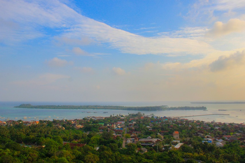 Pulau Menjangan Kecil dan Besar bisa pengunjung lihat dari atas Bukit Joko Tuwo