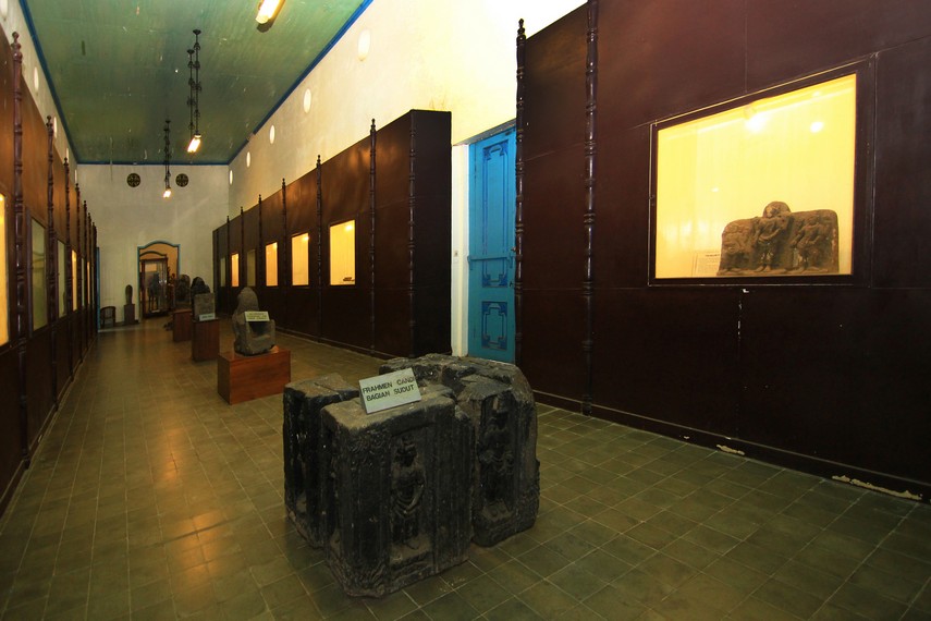 Ruang Arca yang memamerkan berbagai arca seperti Buddha, Buddha Avalokiteswara, dan peninggalan zaman purbakala