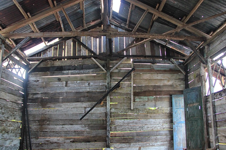 Ruang kelas yang berdinding kayu dan beratapkan seng menjadi pemandangan yang bisa dilihat di tempat ini
