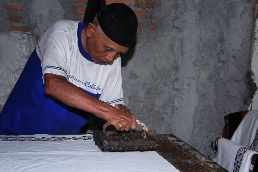 Selain batik tulis, pengunjung juga bisa melihat proses pembuatan batik cap