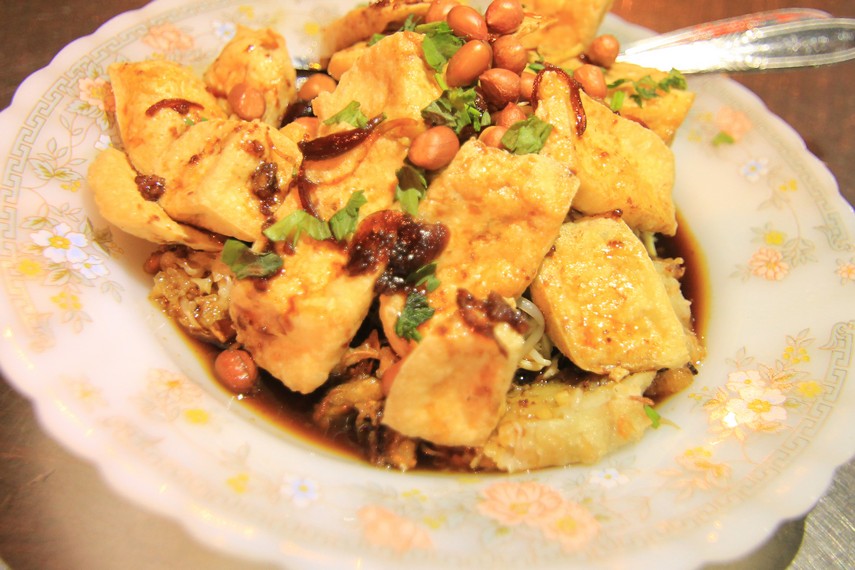 Selain tahu dan kupat, bahan lain yang digunakan adalah mie kuning, bakwan, taoge, dan kol
