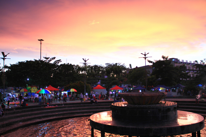 Taman Alun-Alun Kapuas menjadi lebih indah saat malam telah menyapa