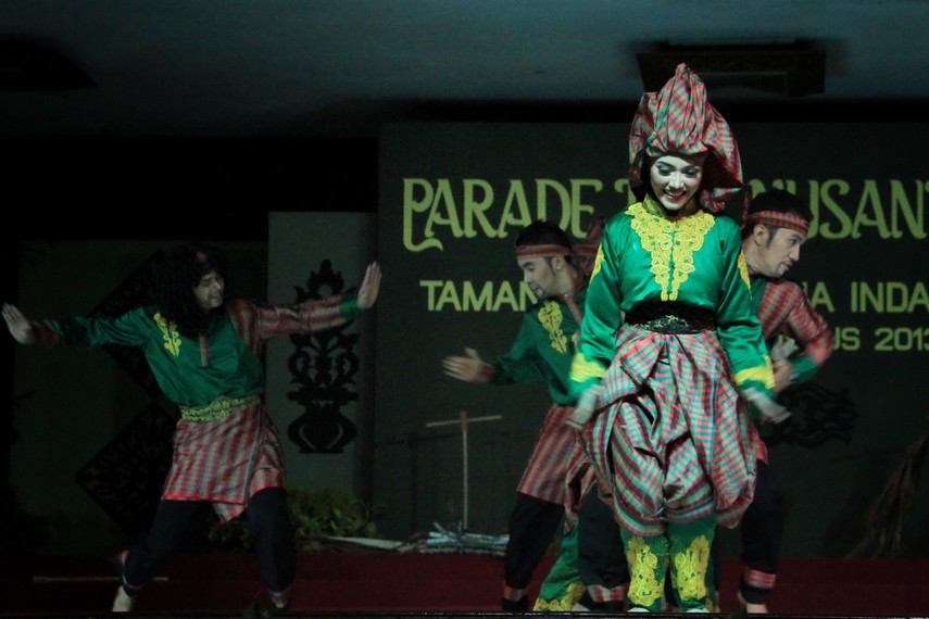 Tari Cah Rimba dipentaskan oleh 10 penari, 6 penari laki-laki dan 4 penari perempuan