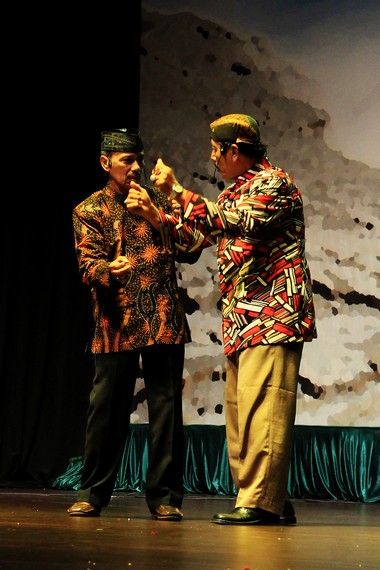 Utawa pagelaran drama sandiwara kalebu seni kang kuwi Terjemahan Jawa
