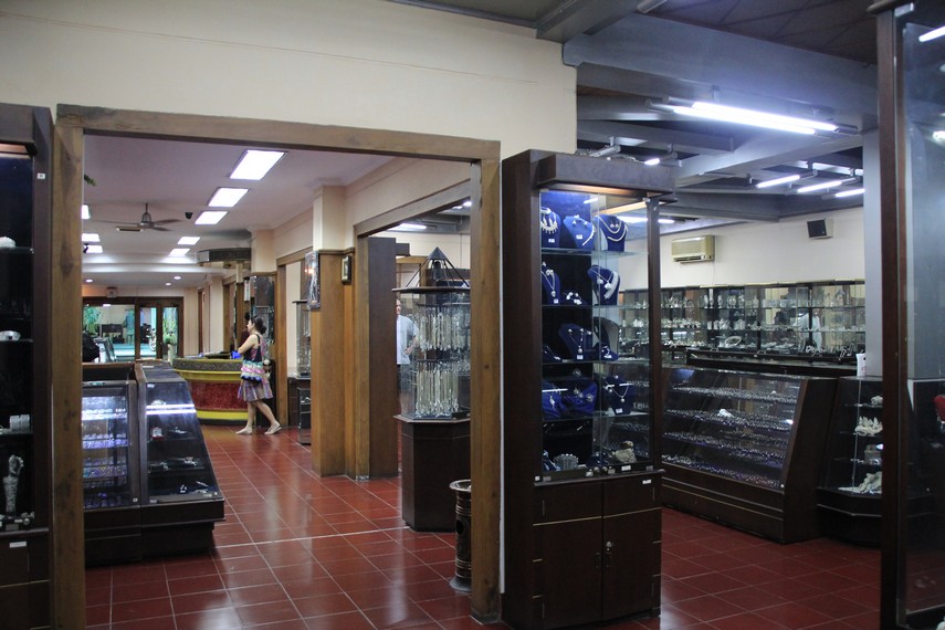 Pengunjung dapat memilih aneka bentuk kerajinan perak yang dijual di toko yang banyak terdapat di Kotagede