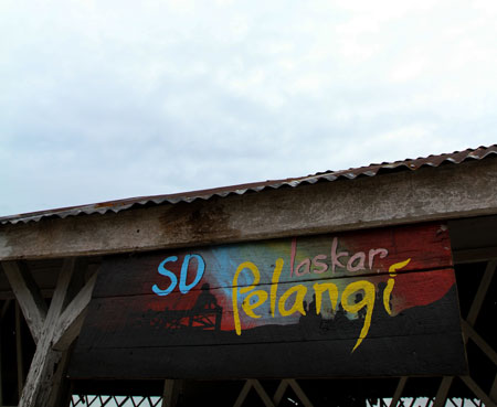 532_thumb_Bangka-Belitung-Papan-nama-SD-Laskar-Pelangi-IE.jpg