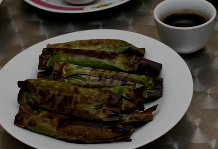 599_thumb_Palembang-otak-otak-campuran-tepung-yang-sudah-dipanggang-berisi-ikan-tenggiri-atau-belida-disajikan-dengan-cuko-IE.jpg