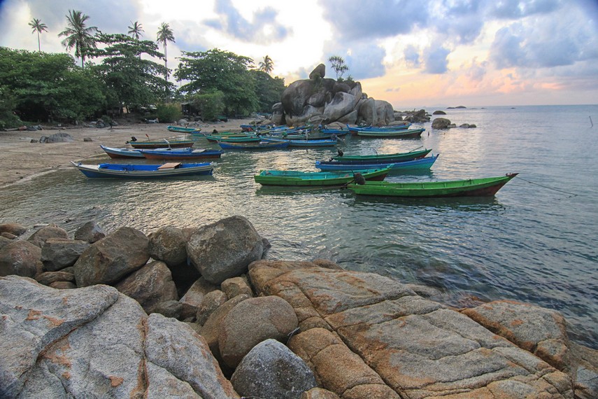 Garis Pantai Tanjung Layang hanya sekitar 500 m tapi memiliki keindahan yang memanjakan mata