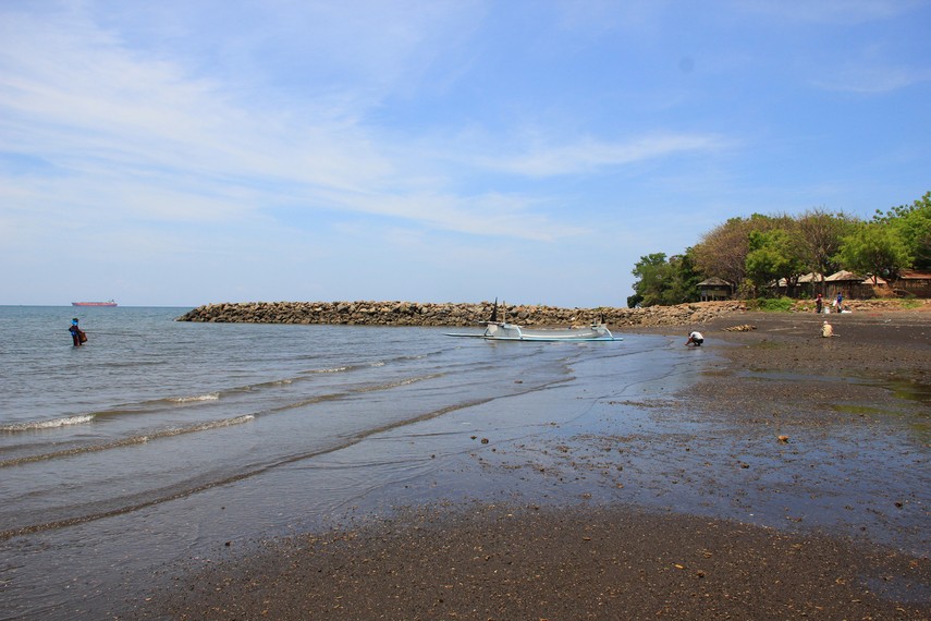 Pantai Pathek tidak mendukung untuk kegiatan senorkeling, mengingat air di bibir pantainya yang keruh