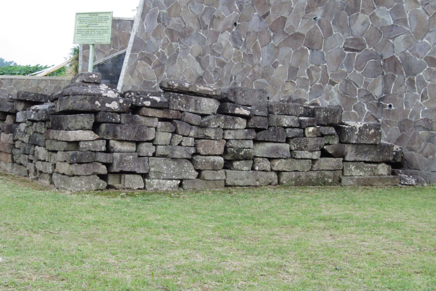 Batu-batu penyusun Candi Nakula dan Sadewa disusun seadanya di dekat Candi Gatotkaca