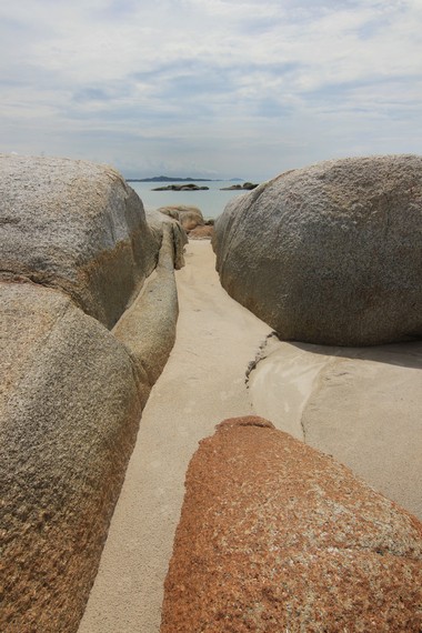 Bebatuan granit yang terdapat di Pantai Rambak tersebar dari bagian tepi hingga ke tengah pantai