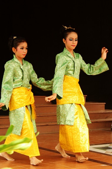 Busana yang dikenakan para penari biasanya berwarna hijau dengan paduan warna emas