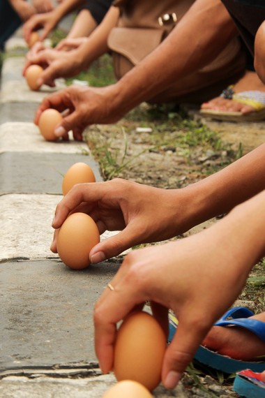 Dalam kepercayaan Tionghoa, orang yang berhasil mendirikan telur dipercaya akan mendapat berkah dari langit