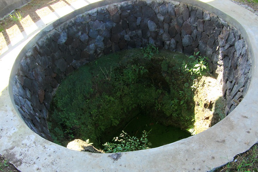 Di Dataran Tinggi Dieng, ditemukan 44 lubang Gangsiran Aswotomo. Semua lubang tersebut saling terhubung satu dengan yang lain