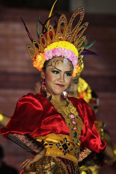 Di bagian atas, penari perempuan menggunakan penutup kepala yang dihiasi dengan bulu burung cenderawasih sebagai simbol kecantikan
