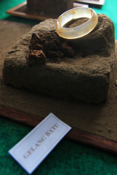 Gelang batu yang terbuat dari batuan Kalsedom ditemukan dalam salah satu peti kubur batu di situs Cipari
