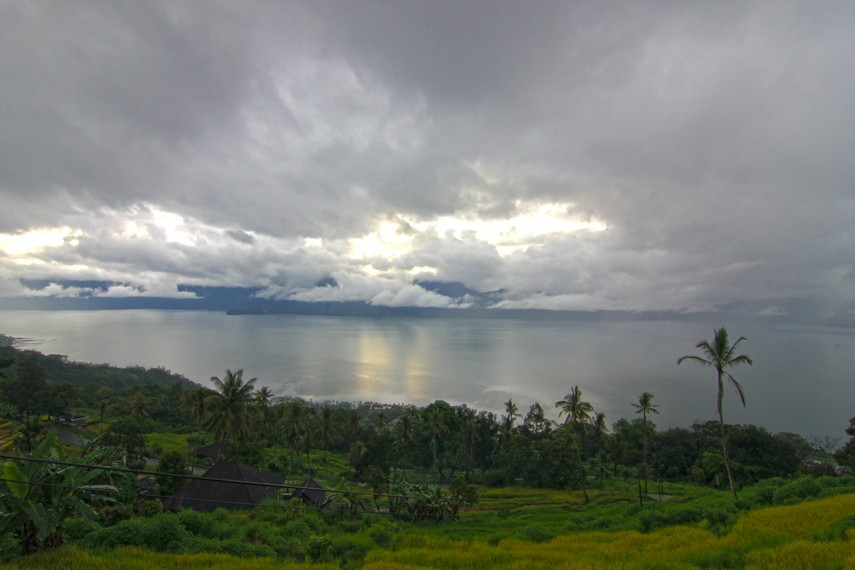 Salah satu tempat terbaik untuk mengabadikan panorama alam Danau Maninjau adalah dari tengah kawasan Kelok 44