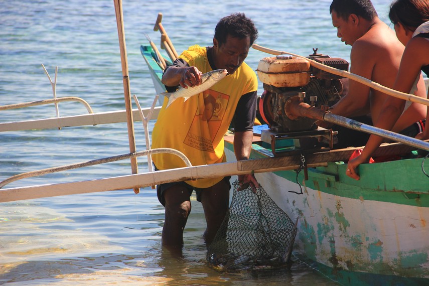 Pemandangan nelayan melepas jaring untuk menangkap ikan menjadi pemandangan lain ketika berada di pulau ini