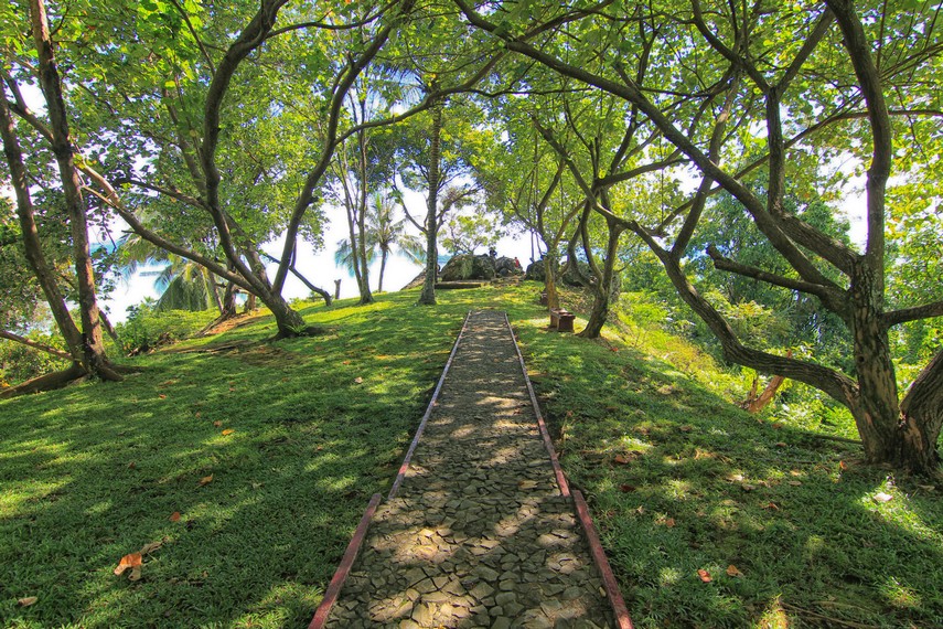 Taman Siti Nurbaya dihiasi pepohonan rindang yang membuatnya selalu teduh
