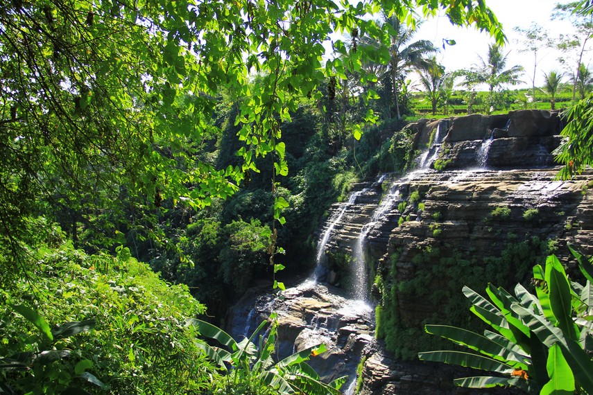 Menyaksikan Sensasi 2 Pemandangan Berbeda Curug Luhur di Sukabumi