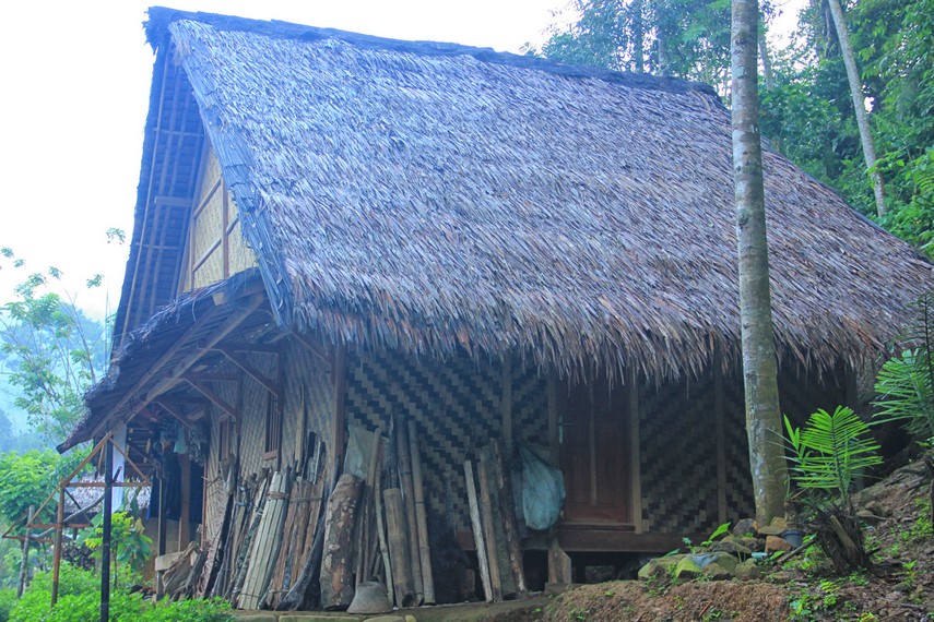 Aturan adat mengharuskan setiap masyarakat Baduy yang ingin membangun rumah tidak merusak alam sekitar demi membangun suatu bangunan