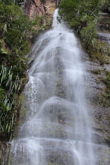 Salah satu air terjun di Harau adalah air terjun Sarasah Jambu yang posisinya paling dekat dengan pintu gerbang dari arah Payakumbuh