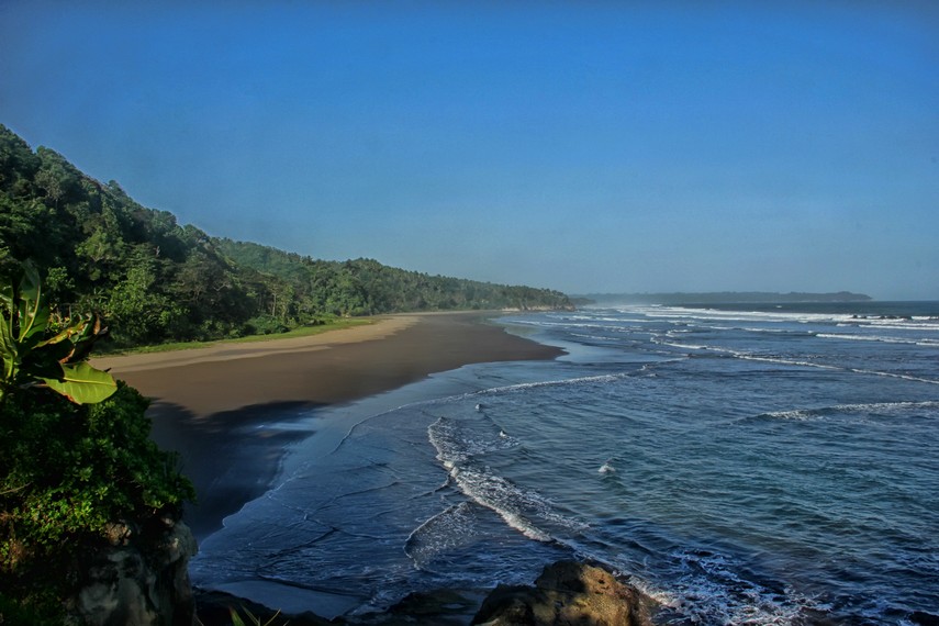 Pantai Karang Nini terletak di Desa Emplak, Kecamatan Kalipucang, Kabupaten Ciamis, Jawa Barat